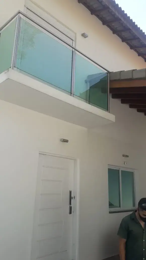 Guarda-corpo em aço inox com vidro instalado em varanda superior de residência